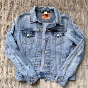 Levi’s women’s light wash jean jacket | medium
